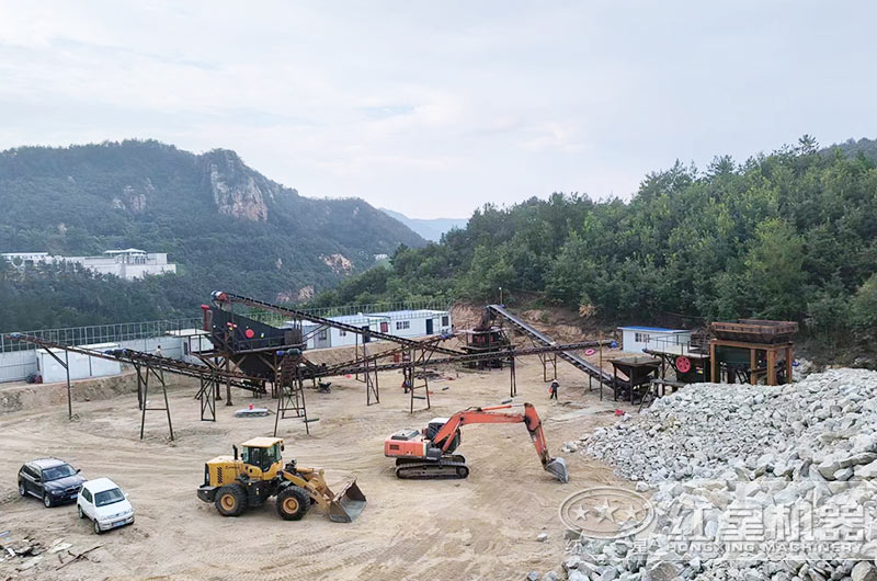 小型礦石粉碎機(jī)工作現(xiàn)場(chǎng)實(shí)拍圖 小型礦石粉碎機(jī)工作現(xiàn)場(chǎng)實(shí)拍圖