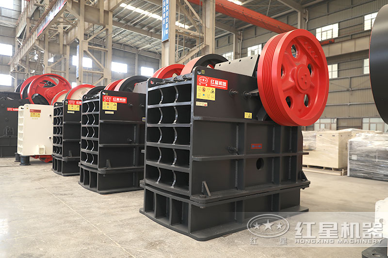 顎式破碎機(jī)型號(hào)規(guī)格多，400鄂破更受歡迎