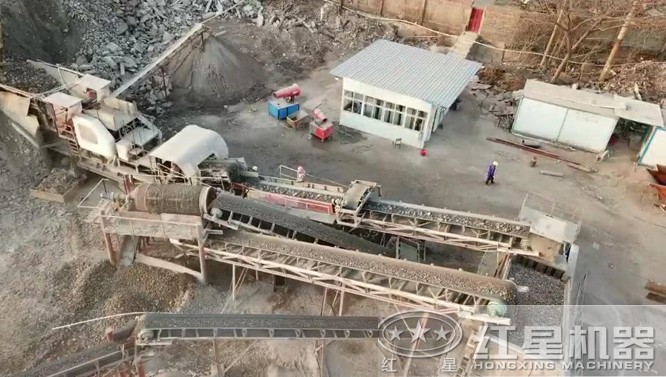 每小時(shí)300噸車(chē)載移動(dòng)粉碎機(jī)施工現(xiàn)場(chǎng) 每小時(shí)300噸車(chē)載移動(dòng)粉碎機(jī)施工現(xiàn)場(chǎng)