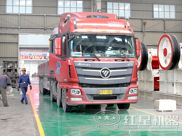 流動的砂石破碎機(磕石機)發(fā)貨圖 流動的砂石破碎機(磕石機)發(fā)貨圖