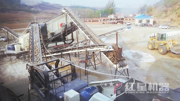 小型移動石子破碎機(jī)作業(yè)現(xiàn)場 小型移動石子破碎機(jī)作業(yè)現(xiàn)場