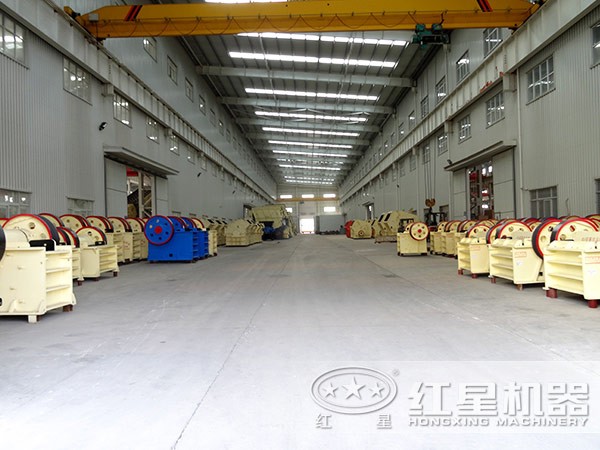 礦石粉碎機(jī)車(chē)間一角 礦石粉碎機(jī)車(chē)間一角