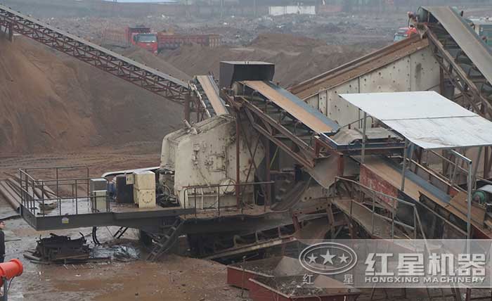 建筑垃圾處理現(xiàn)場——環(huán)保型移動破碎機 建筑垃圾處理現(xiàn)場——環(huán)保型移動破碎機