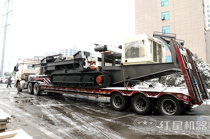 搭載車頭的可移動(dòng)大型石塊粉碎機(jī)