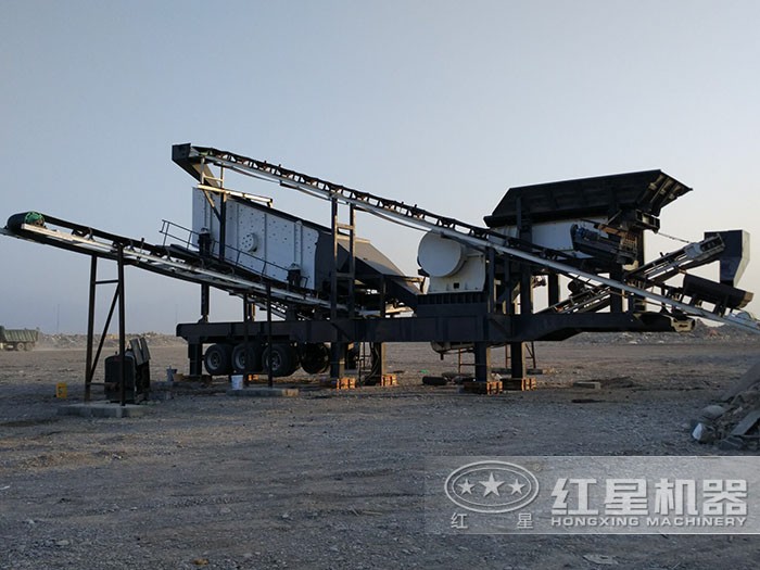 移動(dòng)式鵝卵石破碎機(jī)現(xiàn)場(chǎng) 移動(dòng)式鵝卵石破碎機(jī)現(xiàn)場(chǎng)