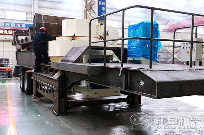 小型移動制砂機(jī)車間工人作業(yè)現(xiàn)場 小型移動制砂機(jī)車間工人作業(yè)現(xiàn)場
