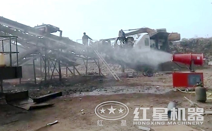 石灰石移動(dòng)打沙機(jī)噴淋裝置作業(yè)現(xiàn)場(chǎng) 石灰石移動(dòng)打沙機(jī)噴淋裝置作業(yè)現(xiàn)場(chǎng)