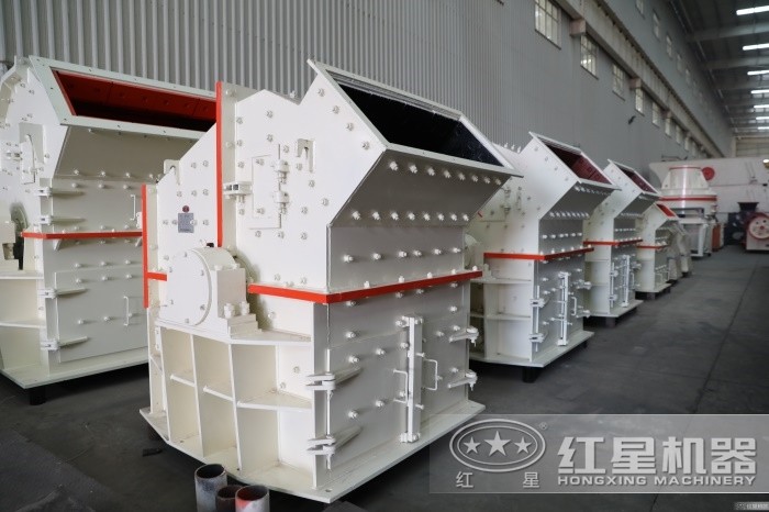 鄭州細(xì)碎機(jī)廠家紅星機(jī)器車間一角 鄭州細(xì)碎機(jī)廠家紅星機(jī)器車間一角