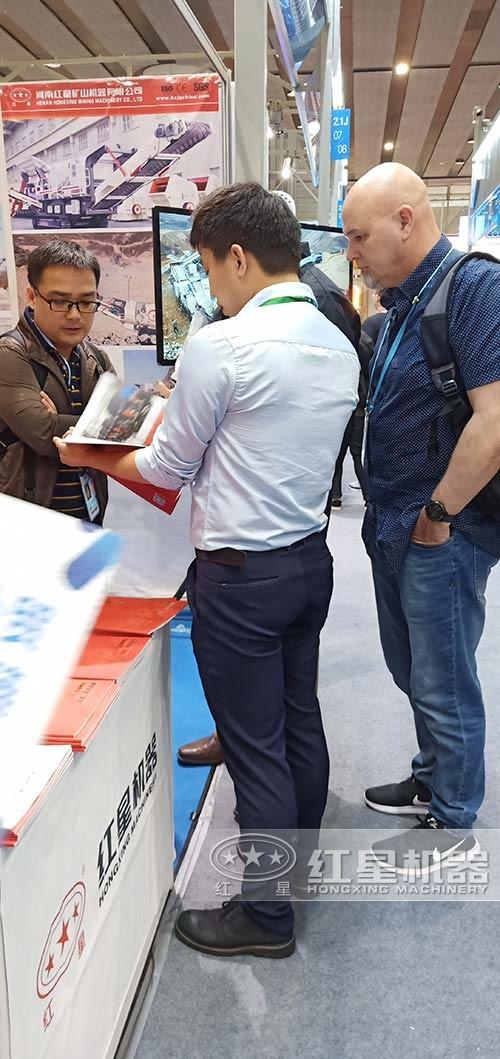 紅星機(jī)器2019在廣交會(huì)為客戶介紹石子整形機(jī) 紅星機(jī)器2019在廣交會(huì)為客戶介紹石子整形機(jī)