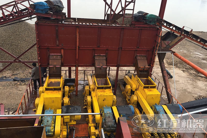 卵石對輥破碎制砂機(jī)現(xiàn)場 卵石對輥破碎制砂機(jī)現(xiàn)場