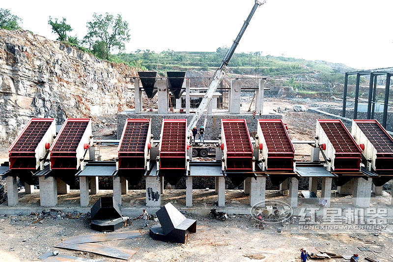 建設(shè)中的砂石料場(chǎng) 建設(shè)中的砂石料場(chǎng)