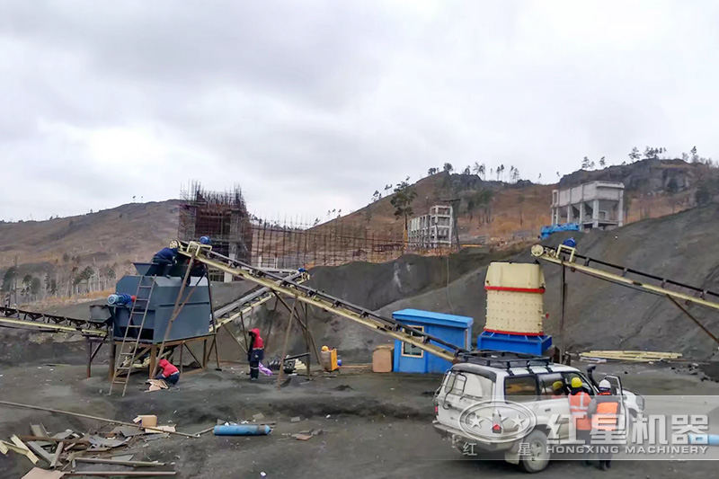 小型立式復合破作業(yè)現場 小型立式復合破作業(yè)現場