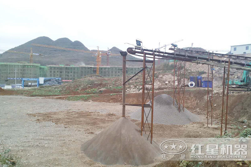 風(fēng)化砂生產(chǎn)現(xiàn)成品料堆