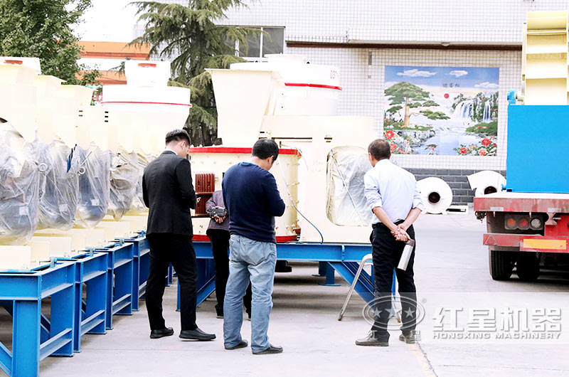 客戶到場參觀，工程師為其量身定制